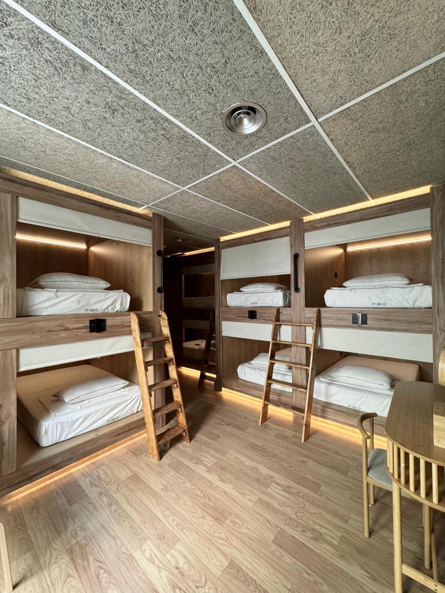 The Pod Suite Hostel Village Valencia Bagian luar foto