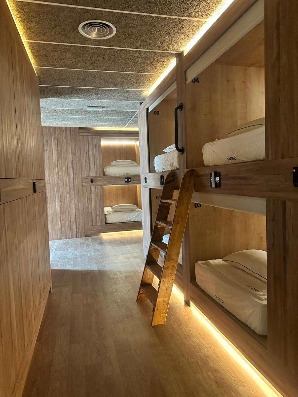 The Pod Suite Hostel Village Valencia Bagian luar foto