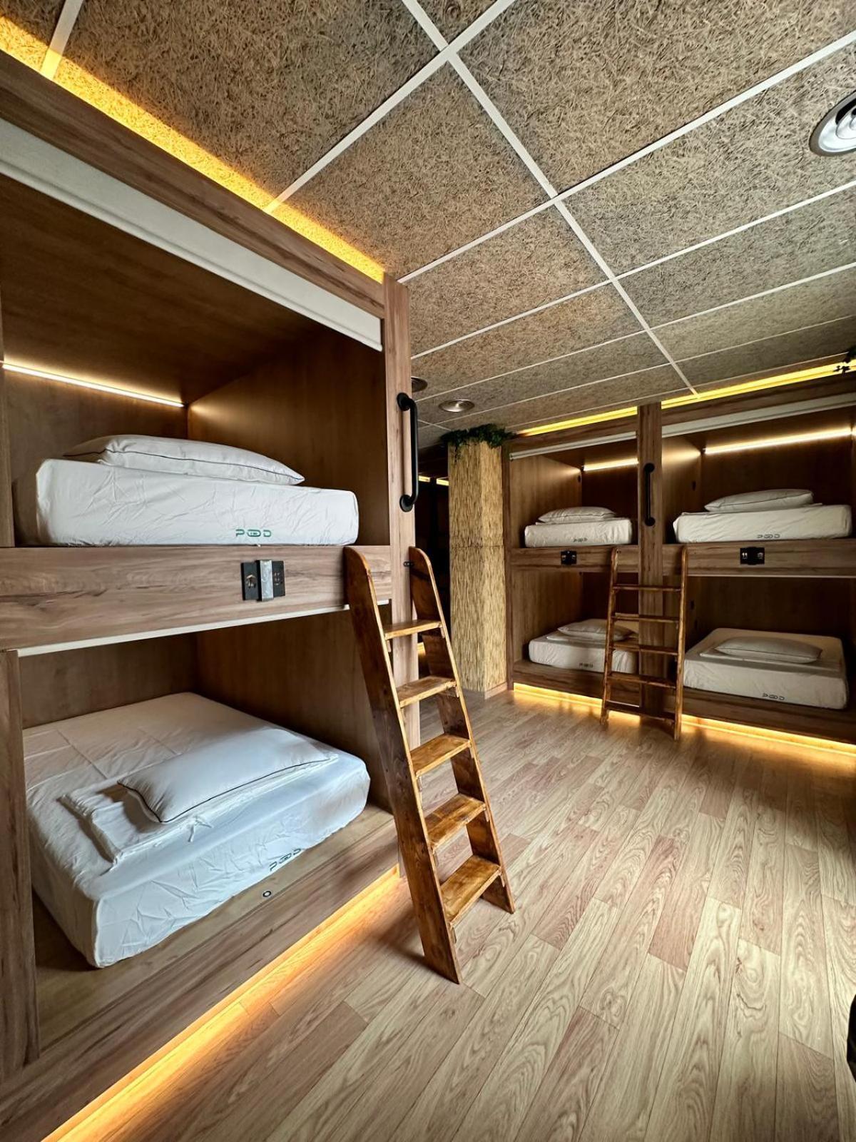 The Pod Suite Hostel Village Valencia Bagian luar foto